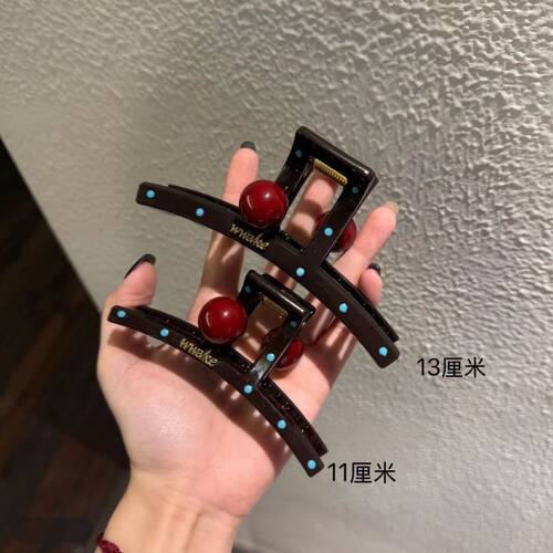韩系波点红珠咖色鲨鱼夹高级感