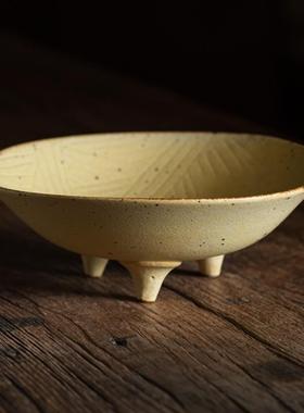 哑光黄色粗陶三足果盘茶点盘日式复古民宿餐厅家用陶瓷高脚盘