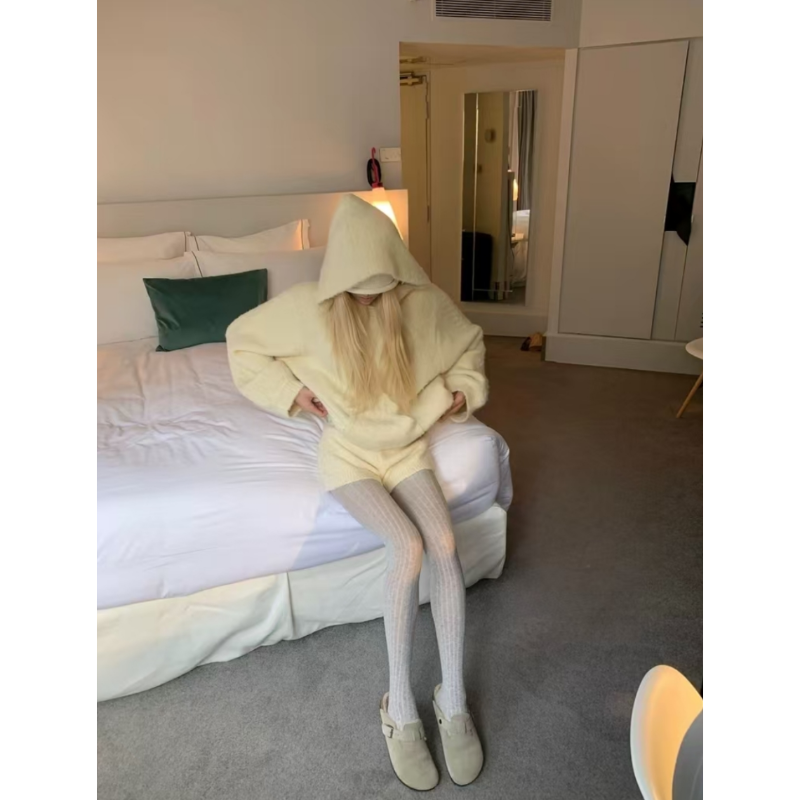 温柔系米色宽松连帽毛衣针织短裤