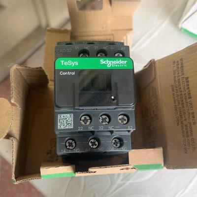 控制继电器CAD32BDC全新黑色新款 装盒有