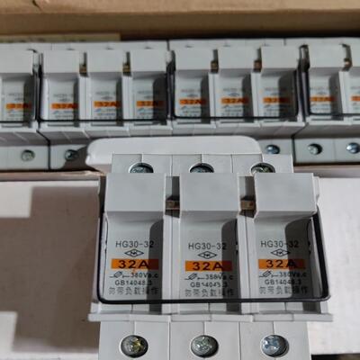 熔断器式隔离开关；HG30/32，未使用2盒8个，便宜出