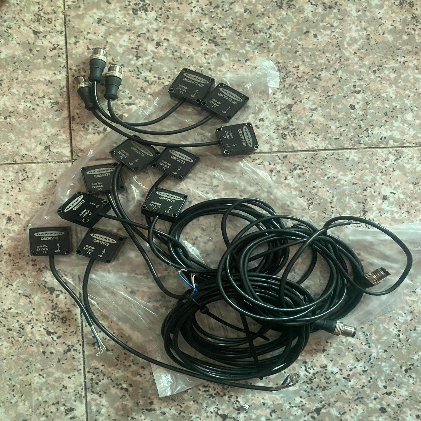 （设备配件）BANNER邦纳振动传感器QM30VT2七条（其中两条短线的