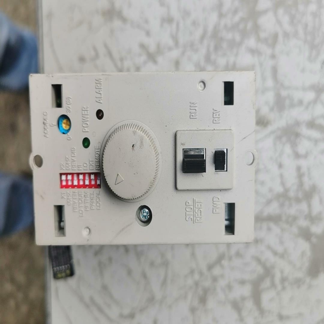 （设备配件）VFD001L21A 台达220V100W变频调速器，实物拍