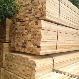 建筑木方枕木厂家直供工程方木条顺直不易断带皮率低现货多