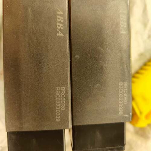 可维修A滑块BRC30R0，一对，型号清晰可见。内部钢珠