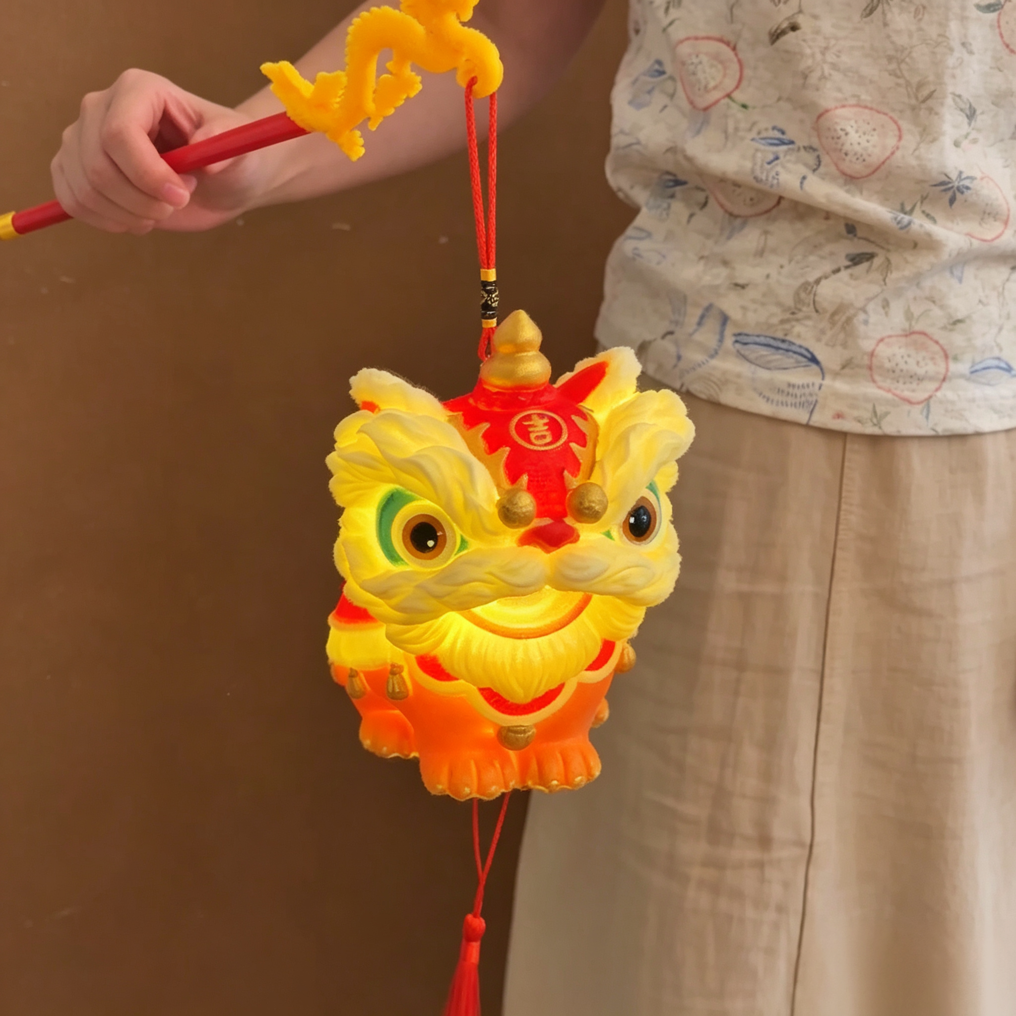 手提醒狮灯笼带来好运与幸福图片