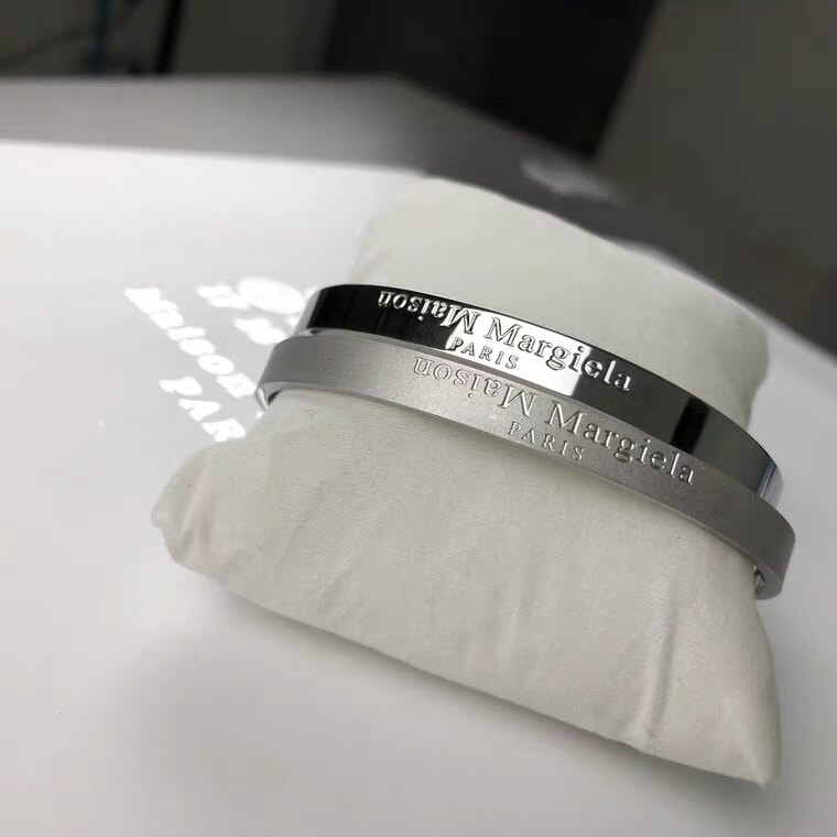 E1EVEN7 MARGIE 스타일 MARGIELA 문자 ??로고 남성과 여성 커플 티타늄 스틸 오픈 팔찌 팔찌