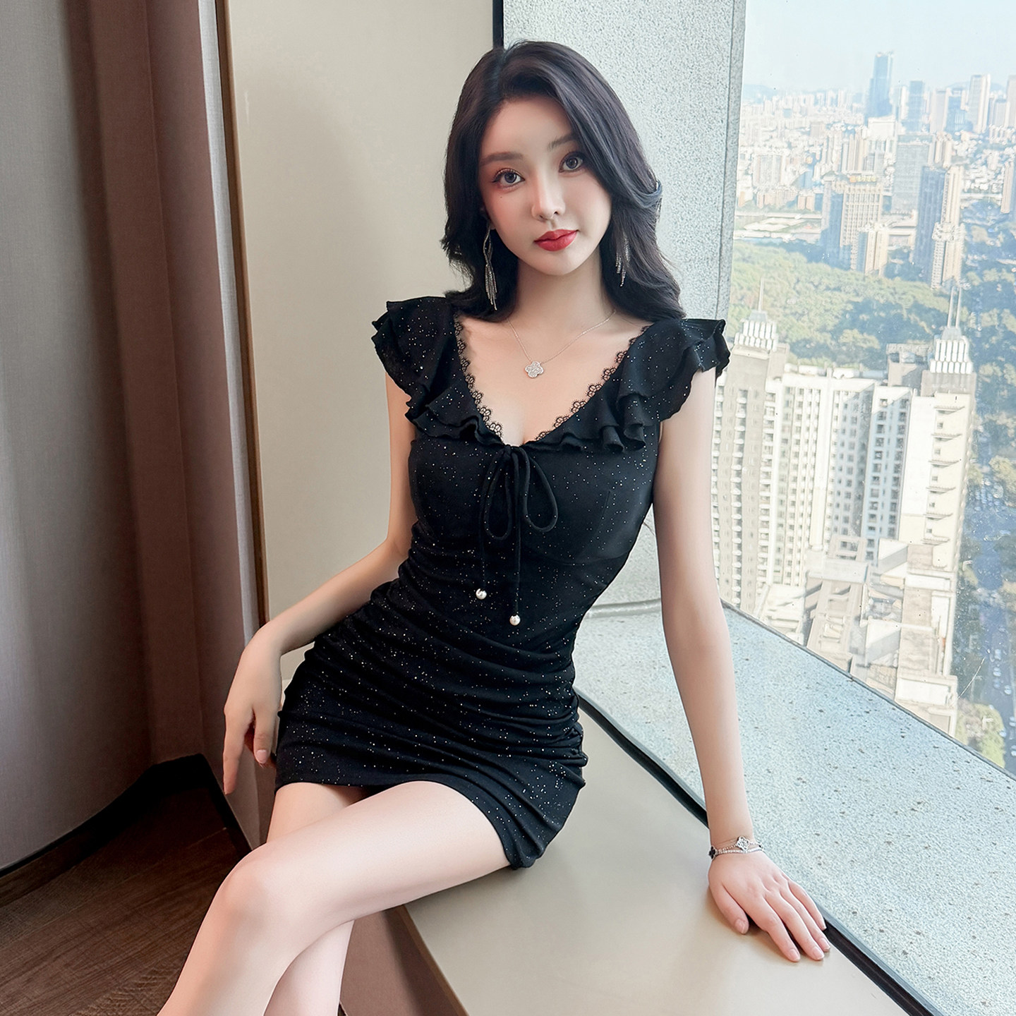 性感连衣裙女2026新款减龄荷叶边V领夜总店亮片修身包臀显瘦短裙