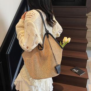新款松驰感托特包海边度假沙滩包百搭通勤腋下包大容量镂空编织包