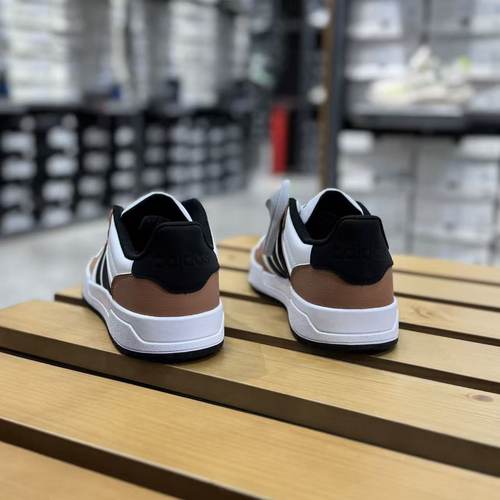 Adidas新款舒适时尚百搭板鞋