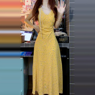 法式黄色v领碎花吊带连衣裙子女夏季2025新款海边度假风收腰长裙