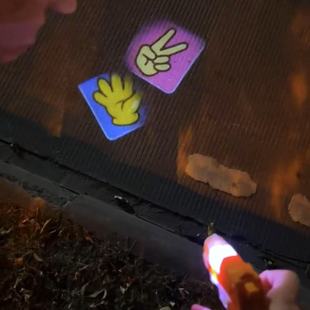 爆款上新升级版猜拳投影枪剪刀石头布聚会互动游戏创意发光玩具