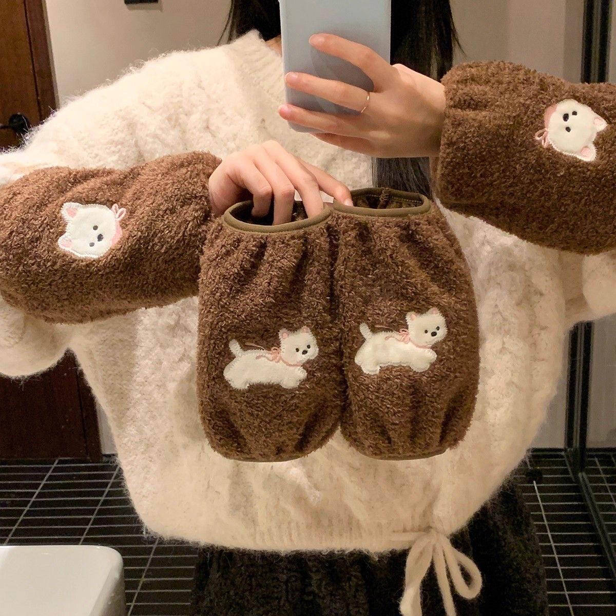 可爱小狗毛绒袖套冬季保暖