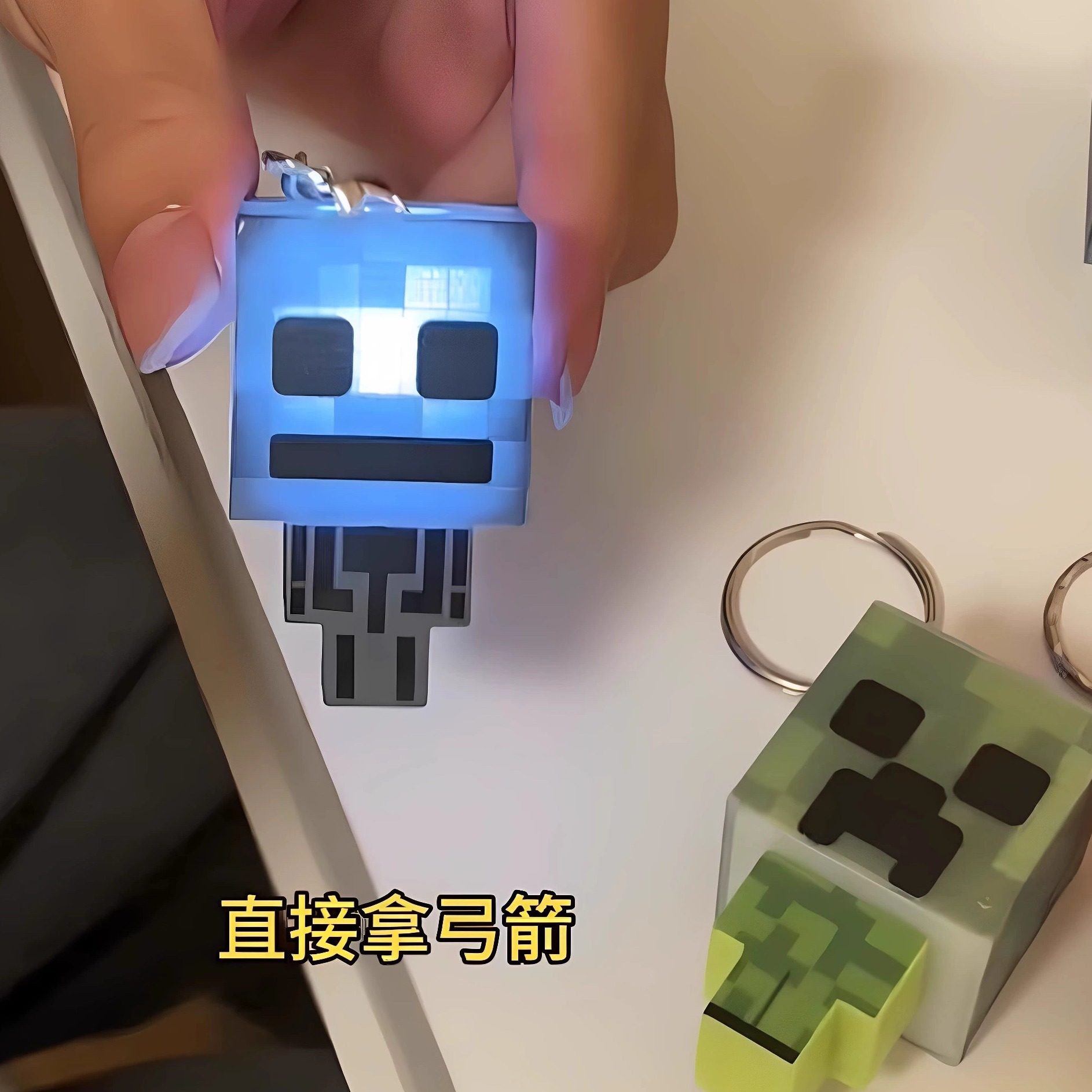 我的世界钥匙扣小夜灯发光人偶迷你包包挂件创意生日礼物送男朋友