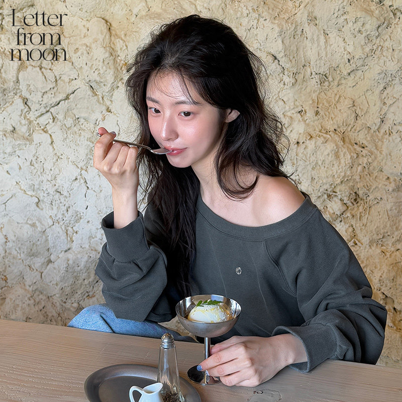 Letter From Moon斜肩卫衣百搭休闲上衣294元