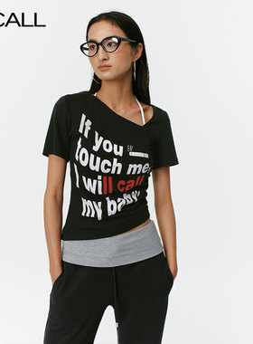 LLCALL 侧面抽褶扭曲文字印花斜肩上衣T恤短袖