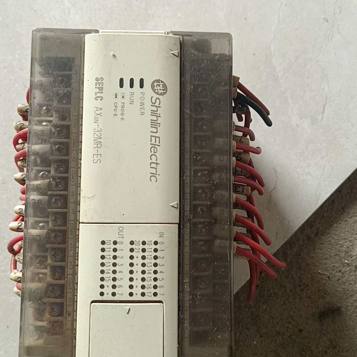 士林PLC AX0N-32MR-ES，功能正常，成色如图实物