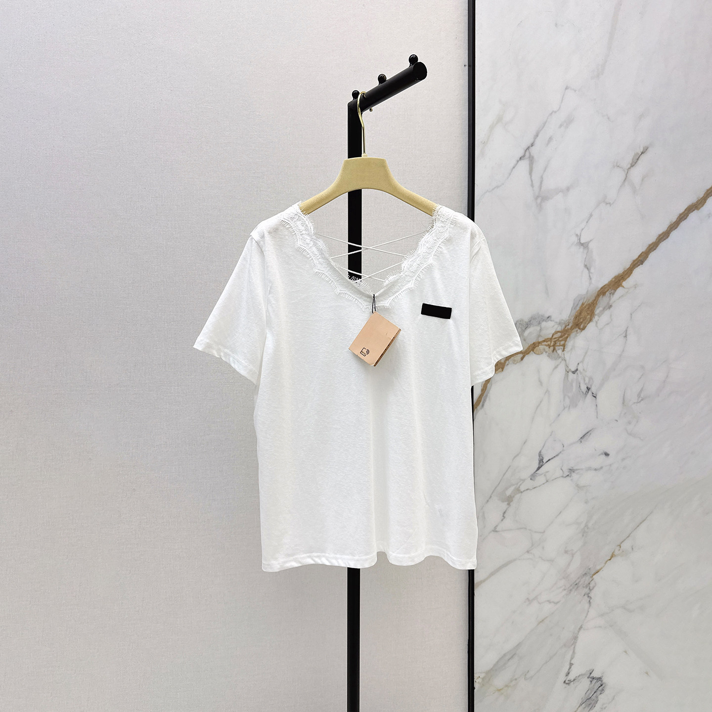 乌泽尔 字母徽标V领蕾丝T恤女26夏季绑带后背设计感短袖气质上衣