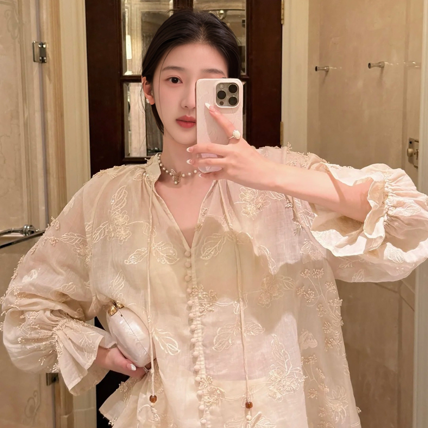 国风文艺花朵刺绣百搭衬衫女复古V领宽松新中式灯笼袖上衣 N7002