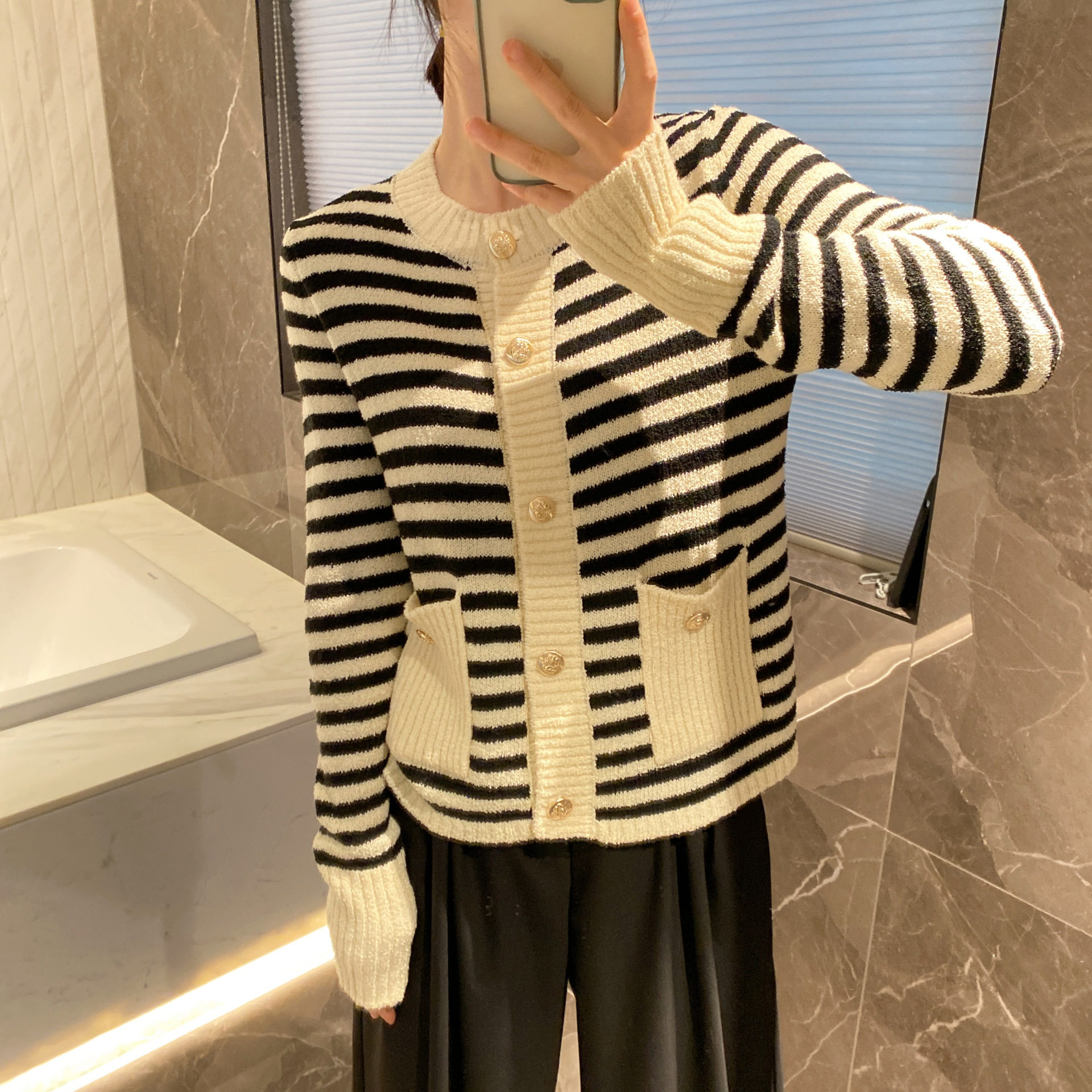 设计感黑白撞色条纹针织衫上衣女2023秋季新款气质百搭显瘦外套潮