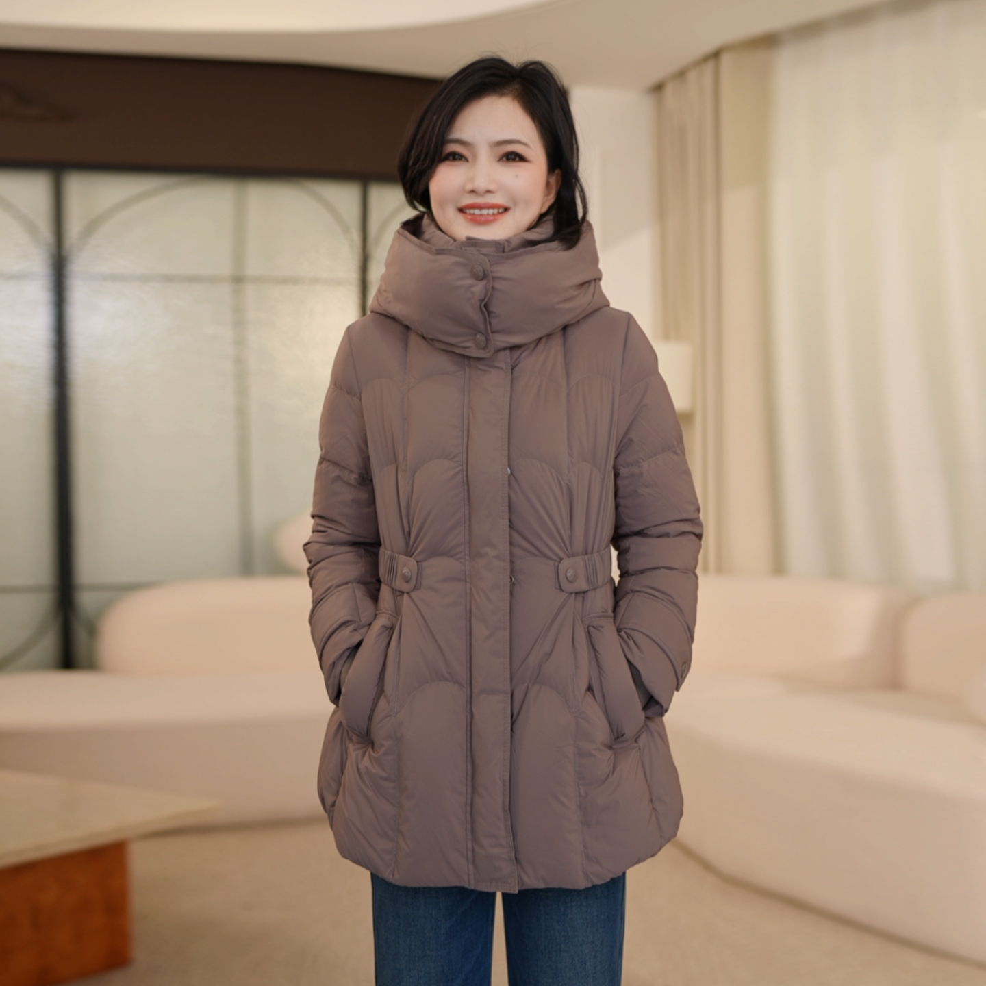 90白鸭绒抽绳收腰厚款连帽羽绒服