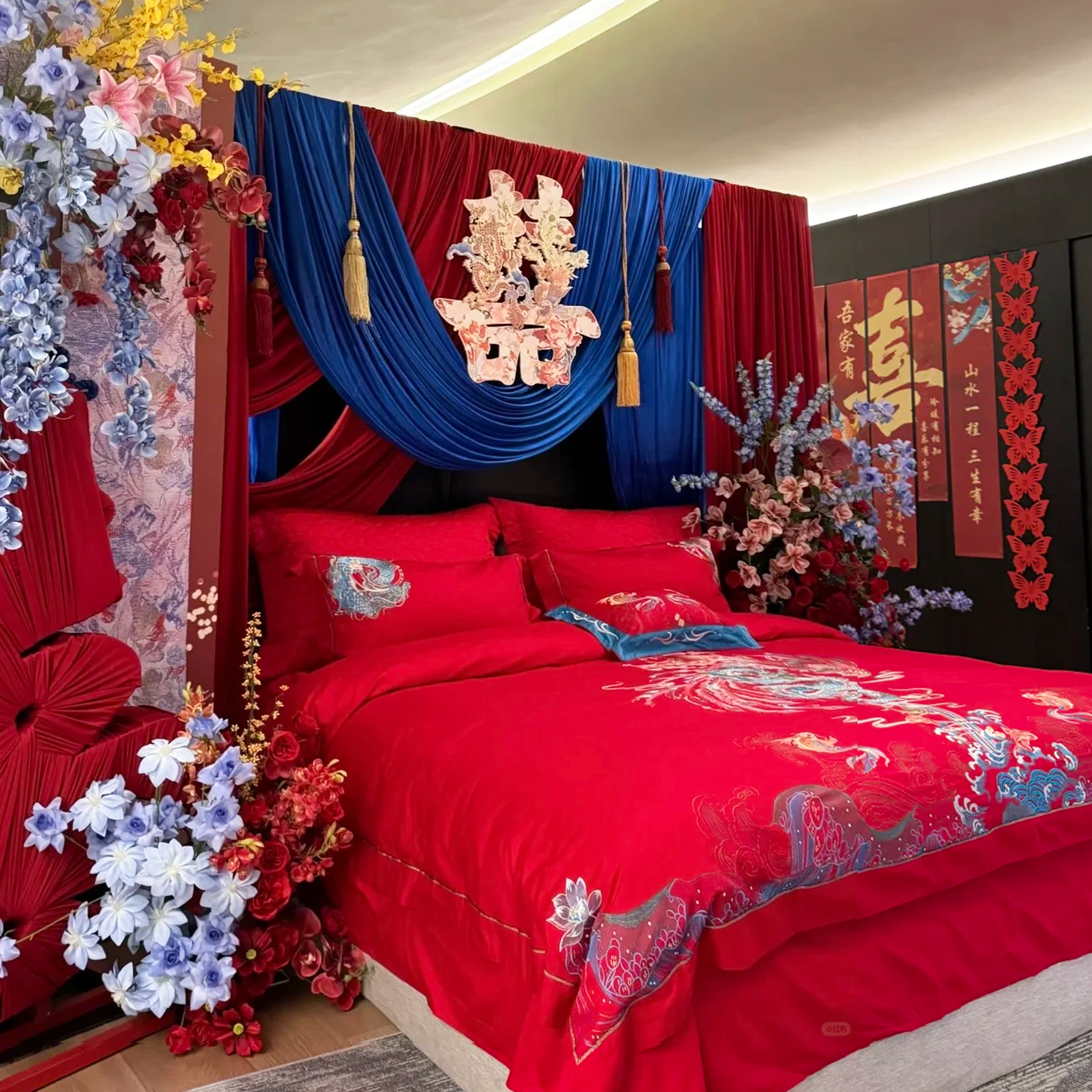 婚房布置装饰红蓝撞色布幔结婚女方卧室床头背景墙高级中式婚礼kt