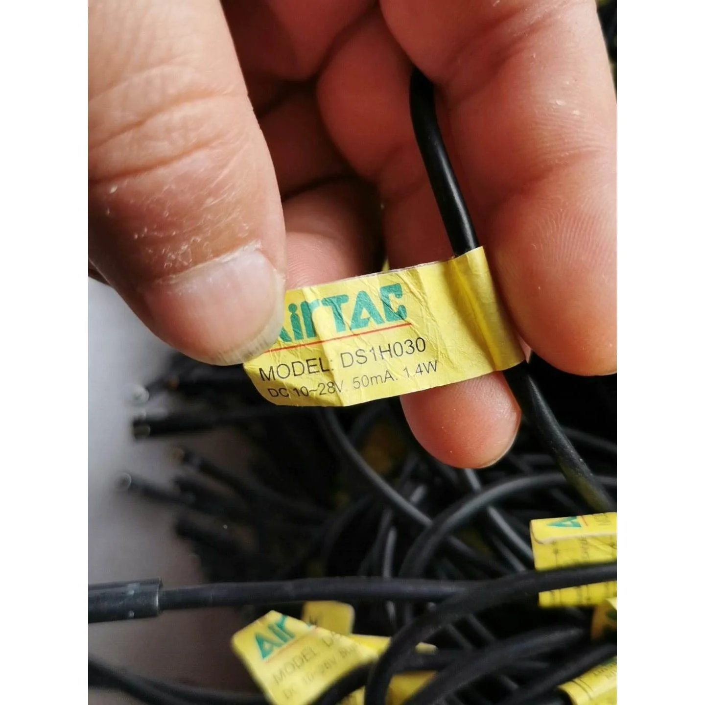 非标价库存全新亚德客光电开关DS1HN030，标价是单价 数量，议价