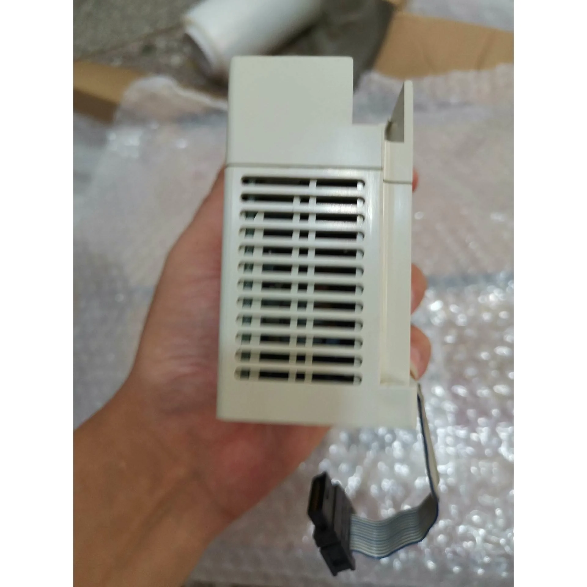 非标价三菱FX3U-1PG拆机一个，实物拍摄成色很好，少盖板，需要议