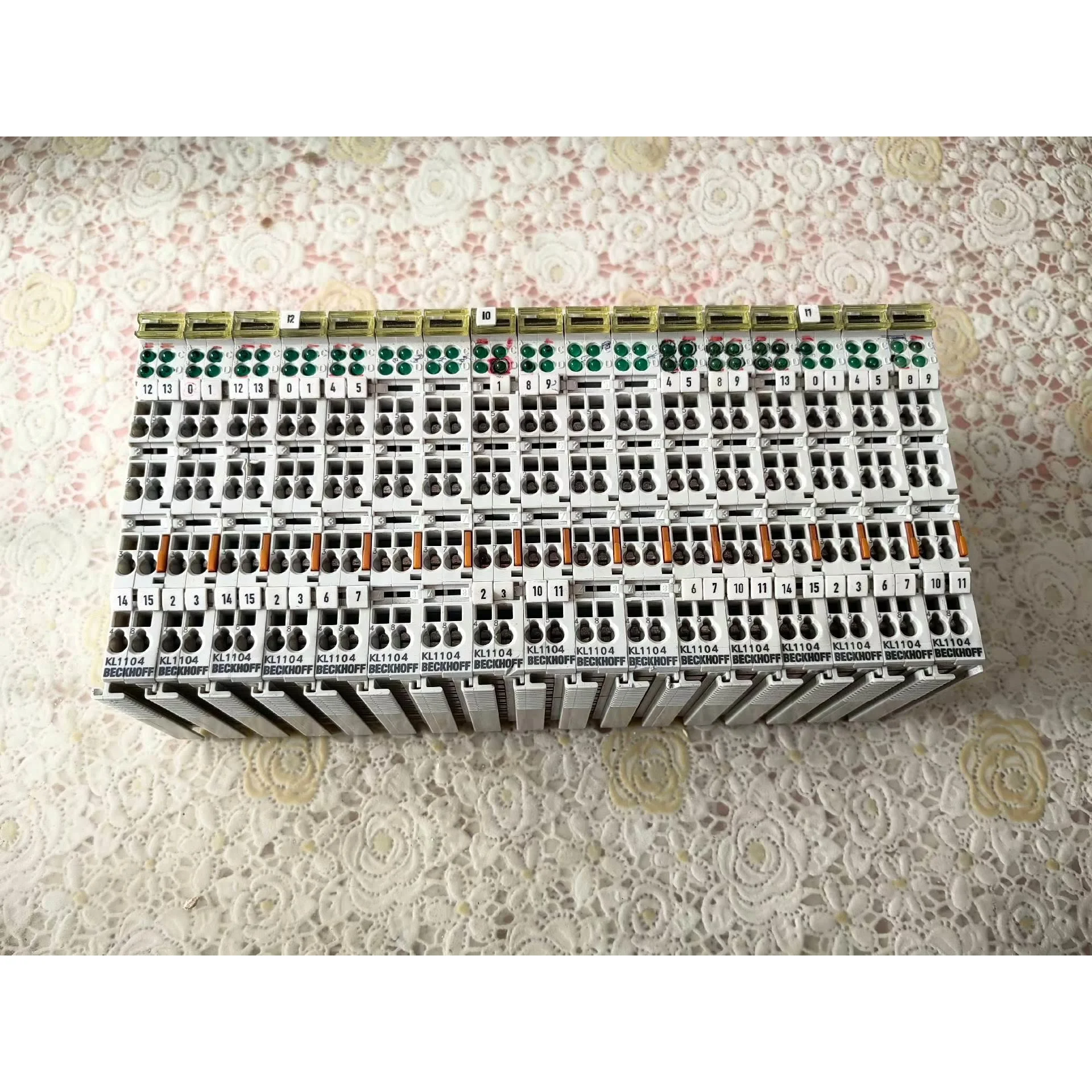 非标价倍福拆机模块KL1104，成色如图实拍，共17个，后面卡扣9议