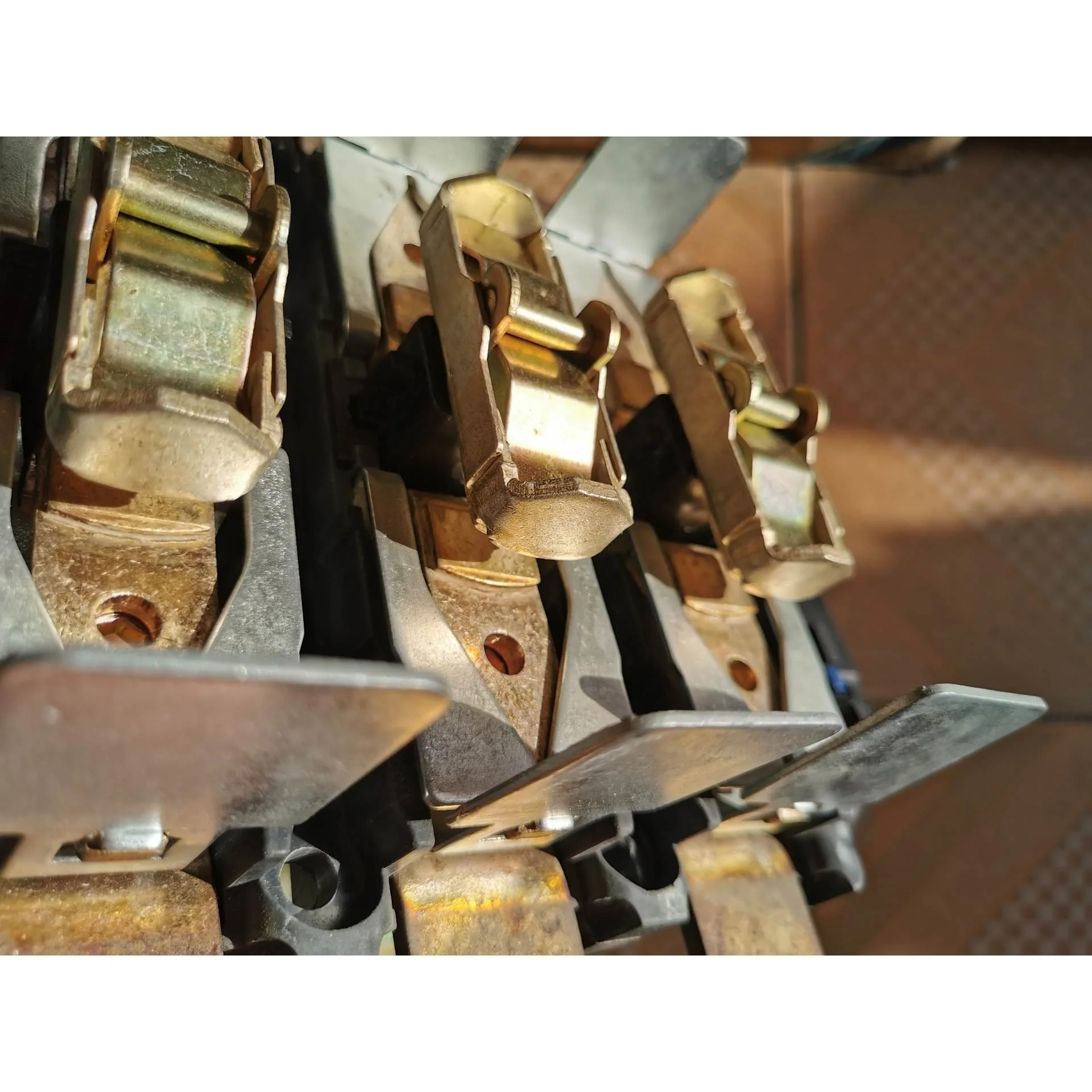 非标价品牌施耐德LCID475，有两台，单价1000元，安装未使用议价