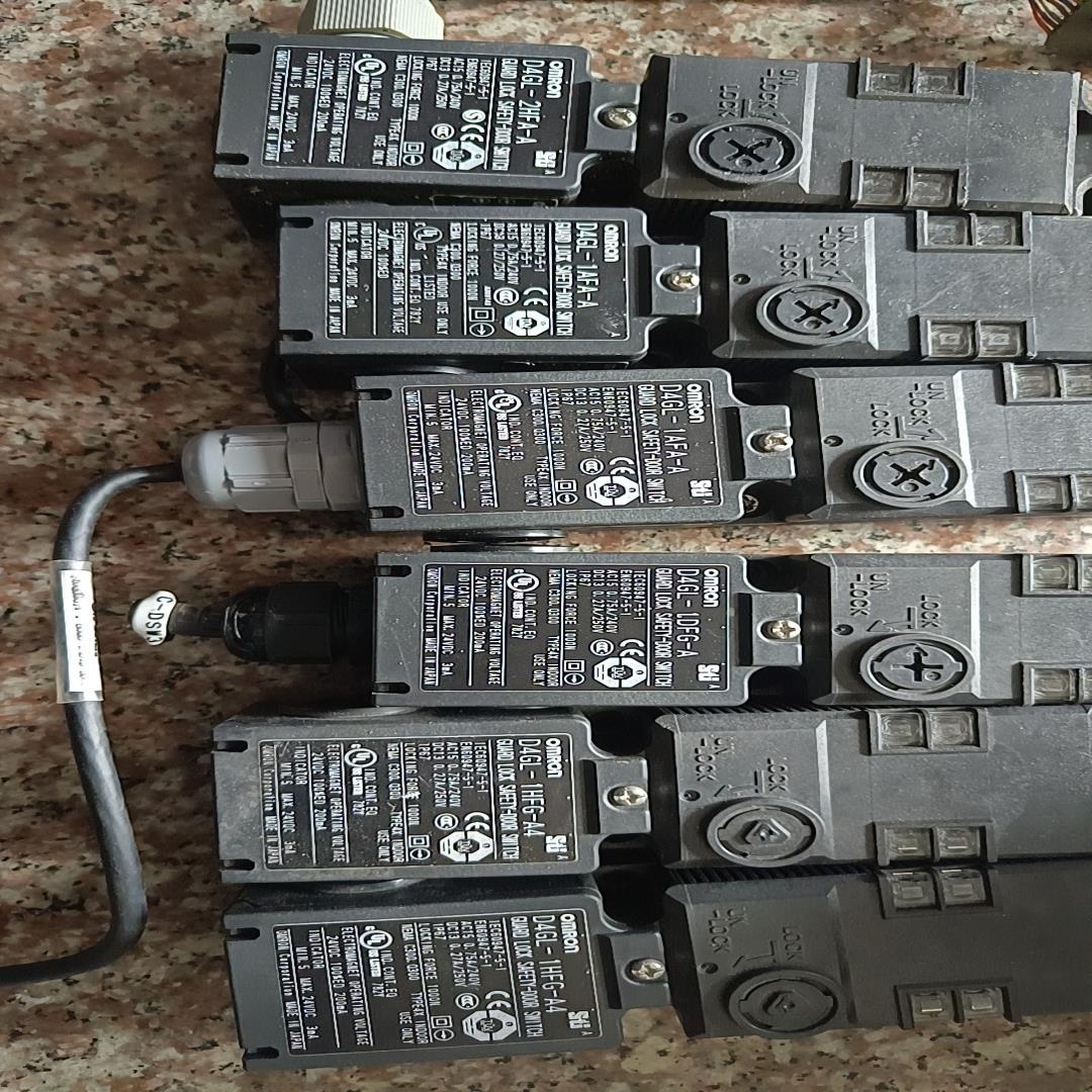 拆机欧姆龙安全门锁开关D4GL-2DFA-A4，D4GL-1