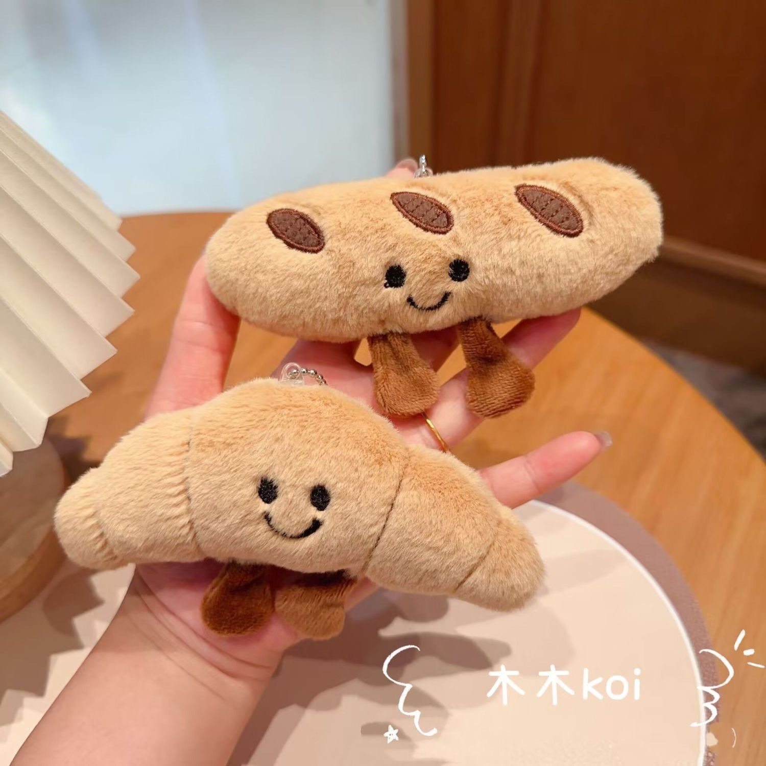 可爱毛绒公仔面包牛角玩偶创意挂件书包挂饰钥匙扣情侣礼物高颜值图片