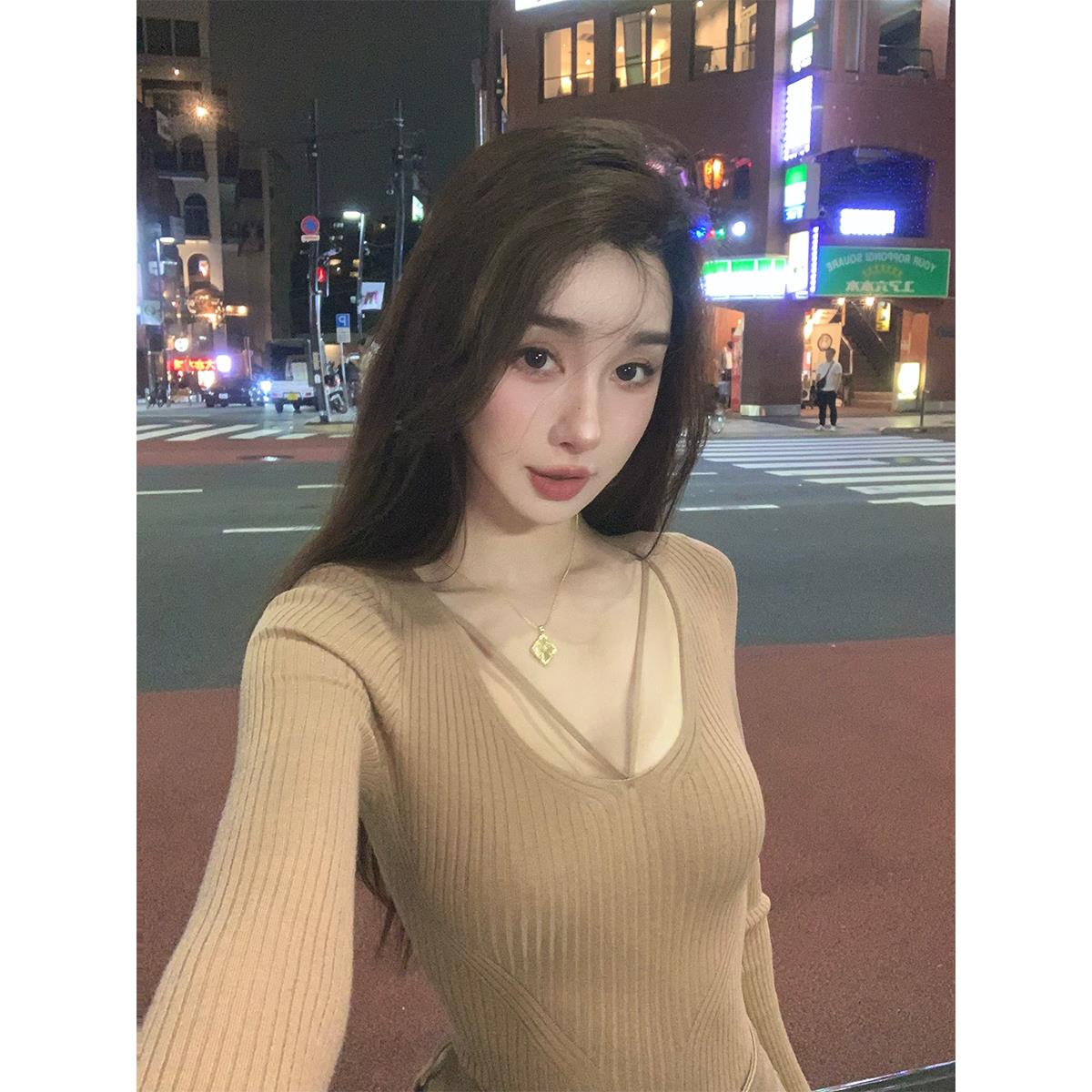 ACHI大也池驼色U领莫代尔长袖针织打底衫女纯欲性感修身套头上衣