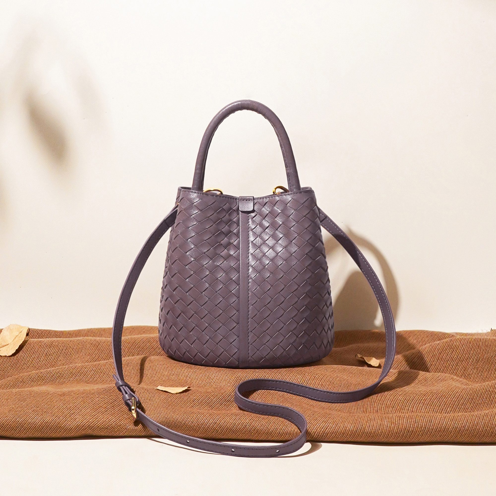 高端头层羊皮手工编织水桶包托特包高级时尚简约小众手提斜跨女包,箱包皮具/热销女包/男包,水桶包,淘宝优惠券,粉丝福利购,淘宝优惠卷