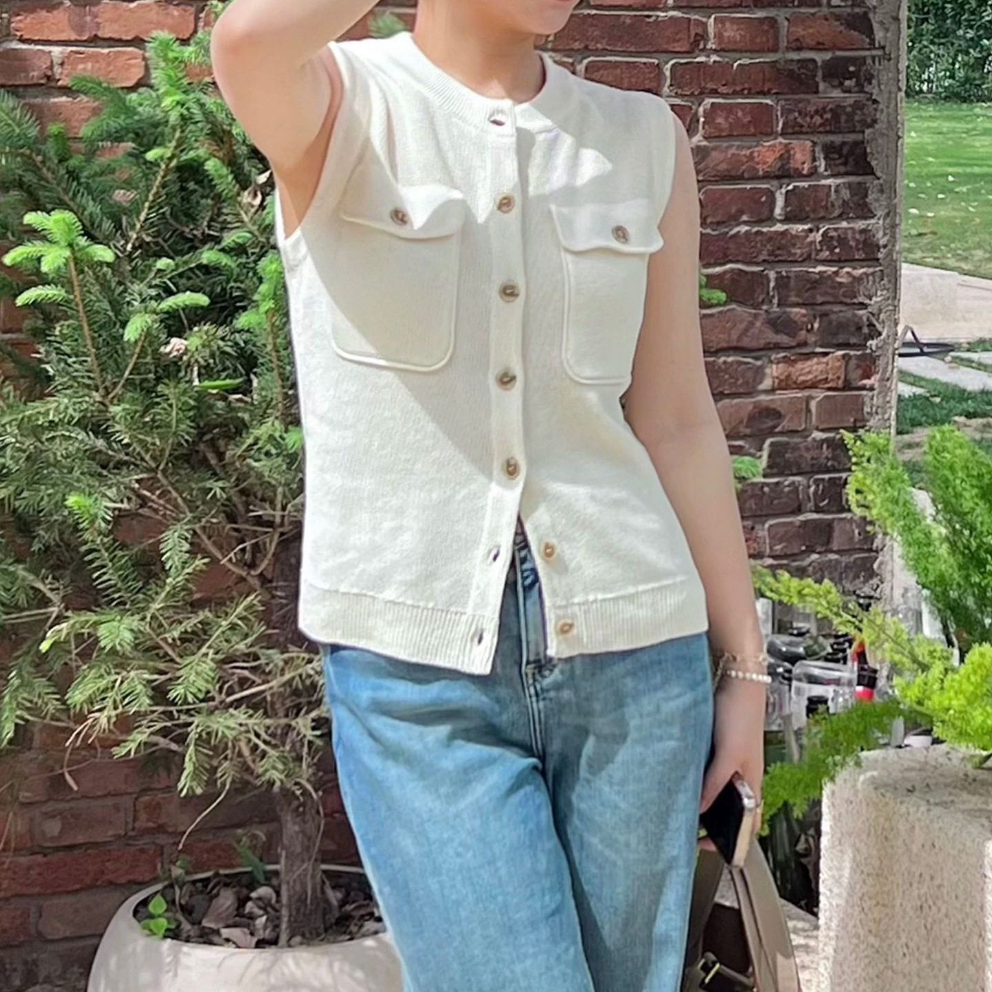 F家白色圆领修身显瘦2025春夏季新款女装无袖短款薄针织衫上衣女