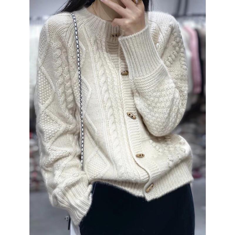 库静早春新款100纯山羊绒开衫女宽松高端麻花加厚牛角扣秋冬毛衣