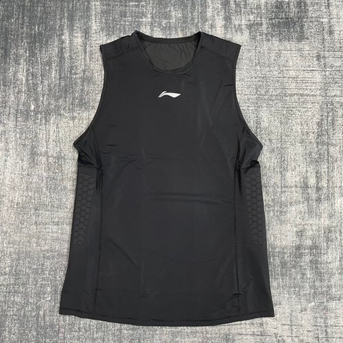 李宁赞助CBA球员版防撞背心短裤