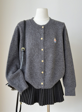 灰色毛衣外套女2025新款冬季卡通刺绣纽扣圆领蝙蝠袖针织上衣潮