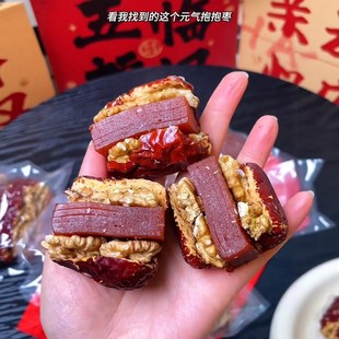 酸甜抱抱果新疆和田大枣夹核桃仁山楂糕大个官方旗舰店独立包装