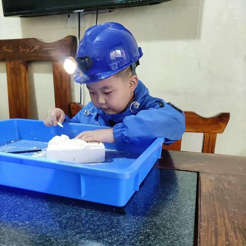 现货速发儿童矿工帽带灯的安全帽充电灯红黄蓝粉幼儿园小孩建筑演