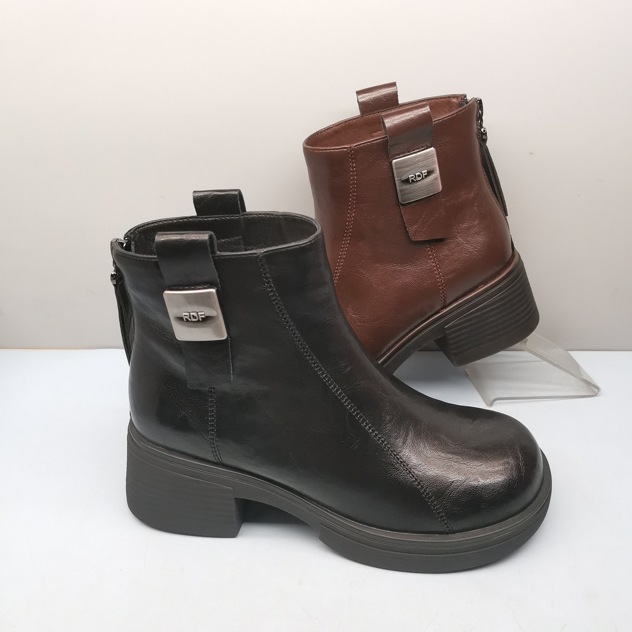 红蜻蜓真皮马丁靴女中跟短筒靴