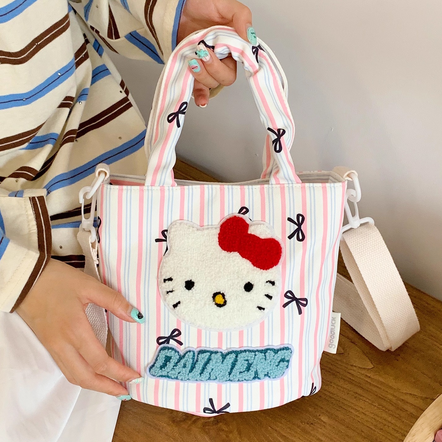HelloKitty包包女可爱卡通大容量手提水桶包休闲百搭单肩斜挎包