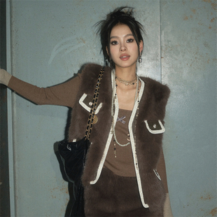 秋冬穿搭一整套 OLIVIA DUO玛德琳毛绒套装 之马甲半裙时尚 搭配女装