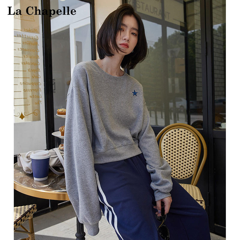 拉夏贝尔/La Chapelle秋季圆领简约百搭慵懒短款修身百搭卫衣上衣属于什么档次？
