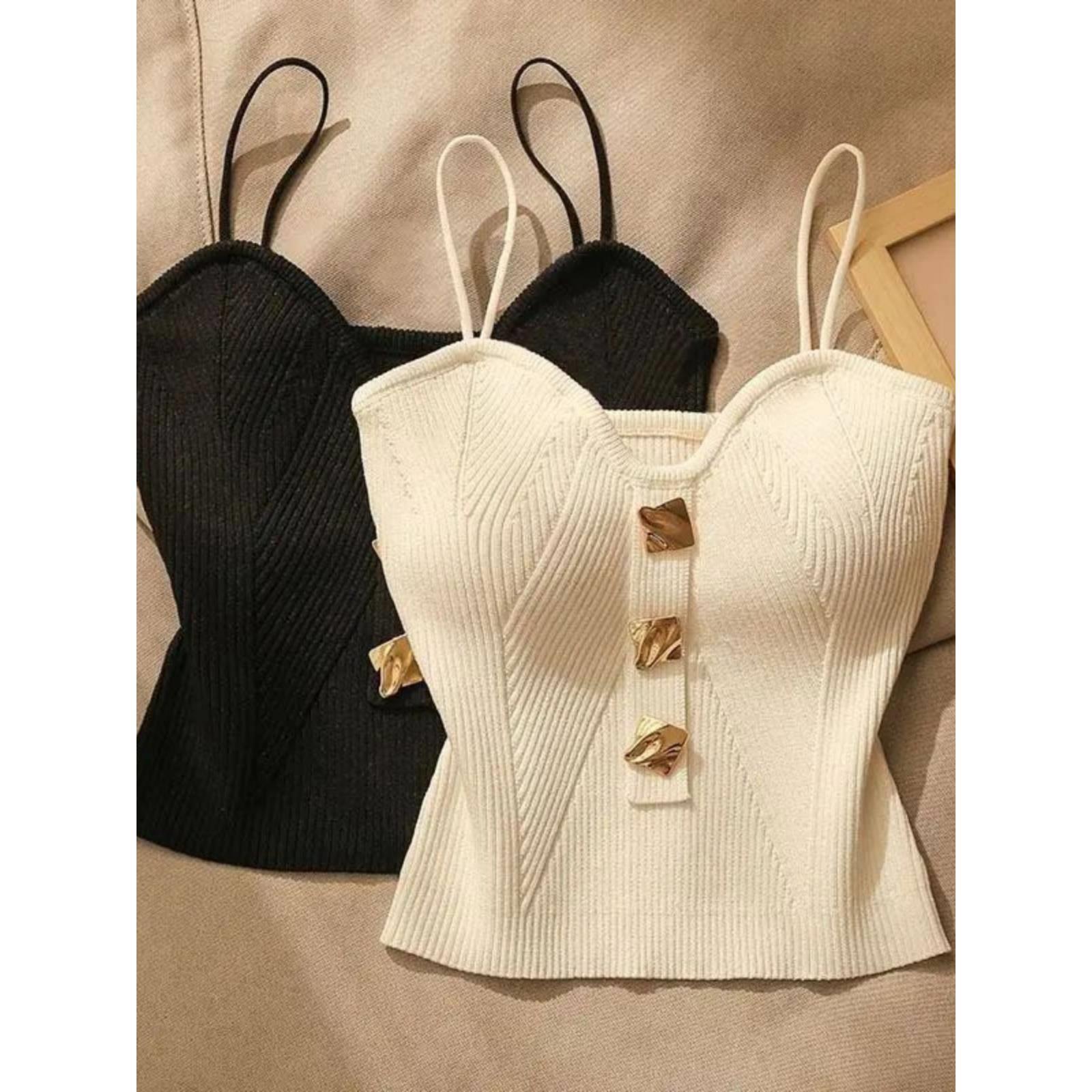 Wearing a strapless suspender for a beautiful back吊带美背女