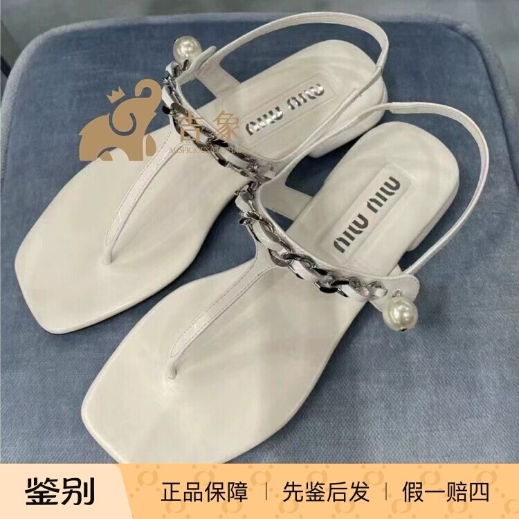 Miumiu/缪缪2024新款女鞋链条珍珠漆皮夹趾人字平跟凉拖鞋