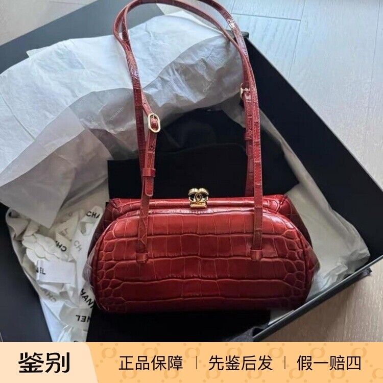 香奈儿红色鳄鱼纹牛皮腋下包