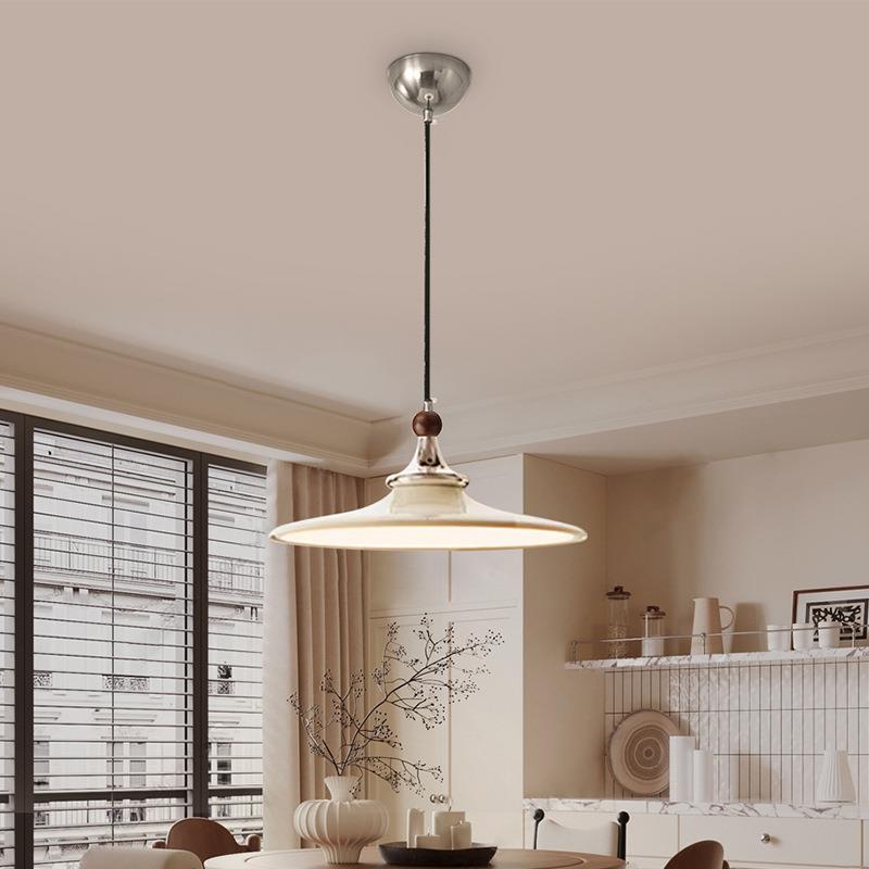 中古风餐厅吊灯2025新款法式复古餐桌灯棋士圆桌灯具飞碟灯饰优雅