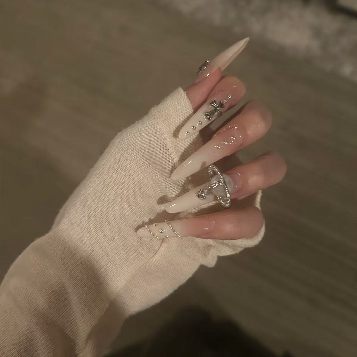 纯手工儿童穿戴甲女童美甲乳白渐变高级千金风朋克闪钻爆闪结婚甲