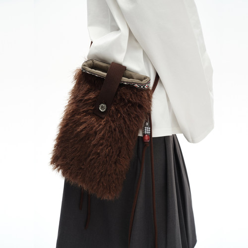 oinimi手工扣眼斜跨毛毛包